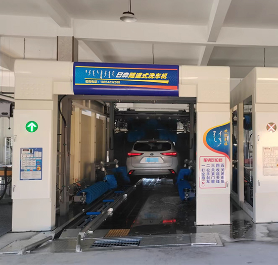 内蒙古加油站安装2台日森隧道式自动洗车机