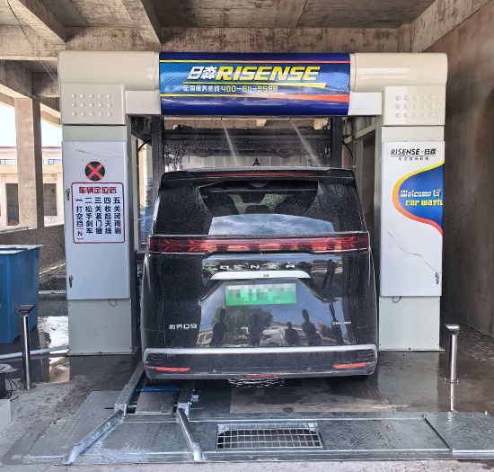 陕西加油站安装日森隧道式洗车机和水循环系统